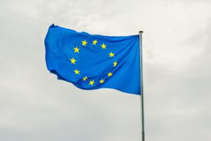 https://www.pexels.com/fr-fr/photo/bleu-mouvement-drapeau-union-europeenne-12541596/