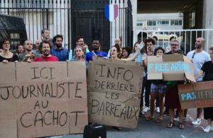 Une manifestation devant le commissariat de Marseille en soutien à la journaliste Ariane Lavrilleux le 20 septembre.
